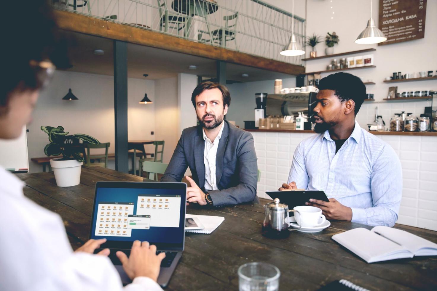 Equipo de filorevanti trabajando en estrategias de colaboración empresarial